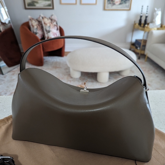 Toteme T Lock bag 1️⃣1️⃣0️⃣0️⃣ - Picture 10 of 16